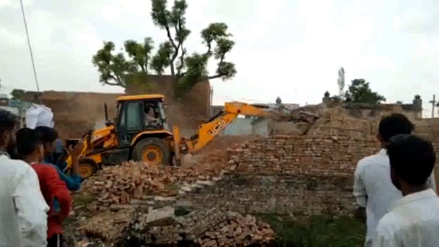 मांट तहसील की राजस्व टीम ने बंजर भूमि पर से बुलडोजर चलाकर अवैध अतिक्रमण हटाया