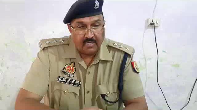 प्रतापगढ़ जिले के हथिगवां थाना क्षेत्र  में चोरी की गई स्ट्रीट लाइट के संबंध में सीओ कुंडा द्वारा बाइट बयान देते हुए,