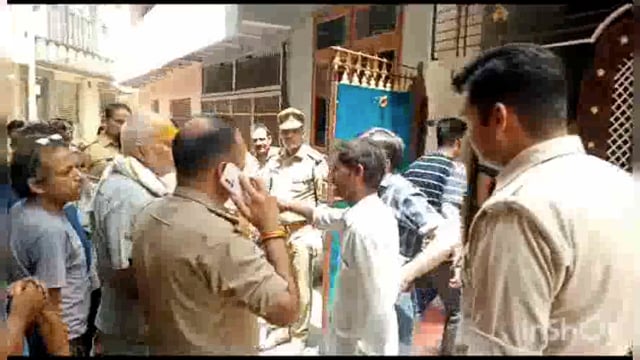 दिनदहाड़े नकाबपोश बदमाशों ने स्कूटी सवार की आंखों में मिर्ची डालकर चांदी से भरे थैले को लूटा घटना सीसीटीवी में कैद