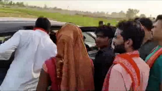 बायताल ईट भट्टे के पास घायल अवस्था में पड़े व्यक्ति को अध्यक्ष बढ़नी चाफा धर्मराज वर्मा ने अपनी गाड़ी से पहुंचाया अस्पता