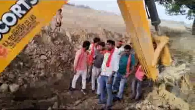 नगर पंचायत बढ़नी चाफा के गुरु वशिष्ठ नगर वार्ड में हो रहे नाला खुदाई का अध्यक्ष धर्मराज वर्मा ने किया निरीक्षण