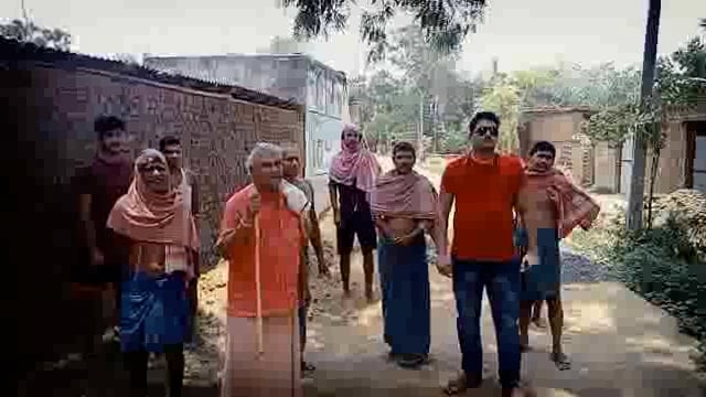 महौता गांव में ग्रामीणों ने संवेदक पर घटिया सड़क निर्माण का लगाया आरोप अधिकारियों से की जांच की मांग