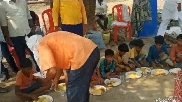 सिरदला प्रखंड के ऊपर डीह पंचायत के रेंगनिया टाड गांव में गरीबों को भोजन खिलाकर मनाया गया राजद सुप्रीमो का जन्मदिन