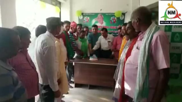 राजद कार्यालय में कार्यकर्ताओं ने राष्ट्रीय अध्यक्ष लालू  यादव का मनाया जन्मदिन