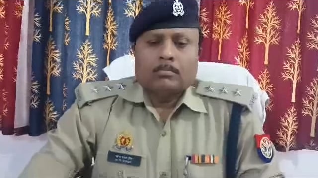 थाना बिधूना क्षेत्रान्तर्गत निवासी होमगार्ड द्वारा फांसी लगा कर आत्महत्या की गयी है जिसके सम्बन्ध में क्षेत्राधिकारी