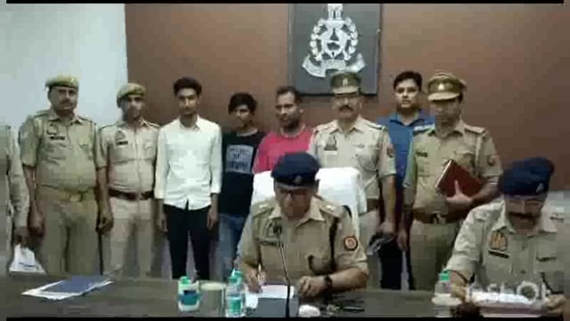  मथुरा में ओएलएक्स के माध्यम सेसायबर ठगी करने वाले तीन  अपराधियों को 28 मोबाइल सहित गिरफ्तार किया