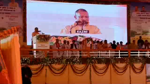 प्रतापगढ़ जिले में उत्तर प्रदेश के मुख्यमंत्री ने मंच से भाषण देते हुए 100 पढ़ा न एक प्रतापगढ़ा की दिशा दे जाते हैं,