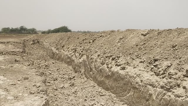 प्रतापगढ़ जिले के बिहार ब्लॉक के देवर पट्टी में गरज रहे जेसीबी हवाओं में चल रहा मानसरोवर की खुदाई का कार्य,