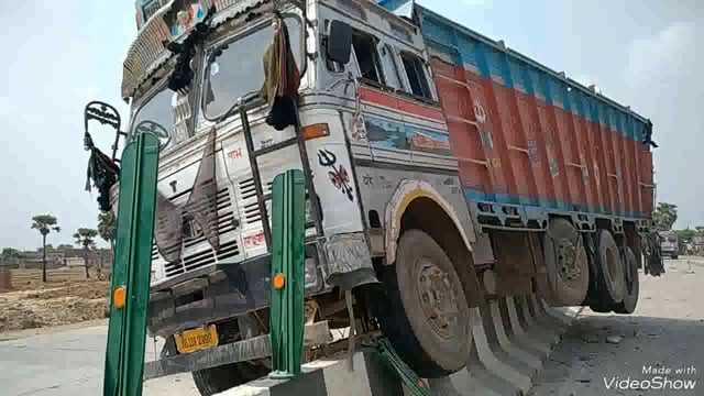 ट्रक व ट्रैक्टर की टक्कर में 4 लोग हुए जख्मी