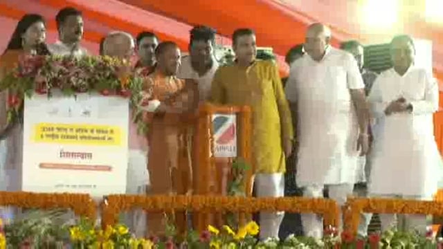 देवरिया चीनी मिल ग्राउंड पर आयोजित कार्यक्रम में हजारों करोड़ की योजनाओं का शिलान्यास केंद्रीय मंत्री नितिन गडकरी C.M