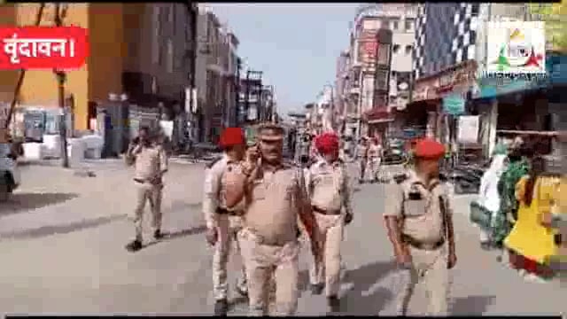 वृंदावन यातायात पुलिस द्वारा ई-रिक्शाओं के खिलाफ तेज किया गया बयान, पैदल गस्त कर रिक्शा चालकों को दी गई हिदायत।