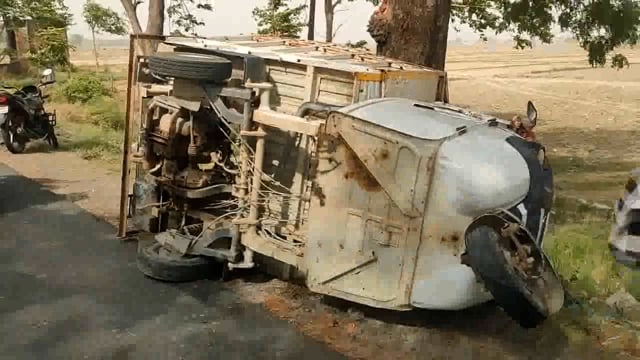 कमदालालपुर में तेज रफ्तार टेम्पु अनियंत्रित होकर पलटी उसमें सवार 3 लोगों को आई चोटे