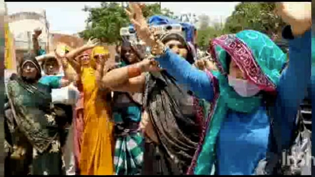 विद्युत समस्या से त्रस्त लोगों ने विभाग के खिलाफ नारेबाजी कर किया प्रदर्शन