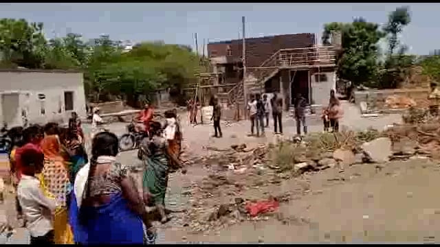 तोंडचिर येथे रणरागिणीचा राडा दारू विक्रेत्यांच्या दुकानात घुसून दारूच्या बाटल्या फोडल्या