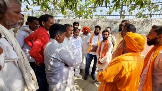 चनरैया निवासी युवक की मार्ग दुर्घटना में मौत के बाद पोस्टमार्टम हाउस पहुंचकर सदर MLA श्याम धनी राही ने पीड़ित परिवार से क