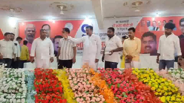 इटवा में होने वाले लाभार्थी सम्मेलन कार्यक्रम स्थल का पूर्व बेसिक शिक्षा मंत्री सतीश द्विवेदी ने किया निरीक्षण