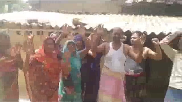 हुसेपुर रामजियावन गांव के ग्रामीणों ने आवास की मांग को लेकर जिम्मेदारों के खिलाफ किया प्रदर्शन, अधिकारियों से लगाई गुहार