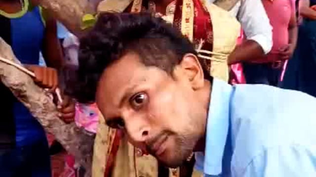 दहेज लोभी दुल्हा बांधा गया पेड़ से, जयमाल के समय दहेज मांगने का आरोप, समझाने के बावजूद नही माना दुल्हा