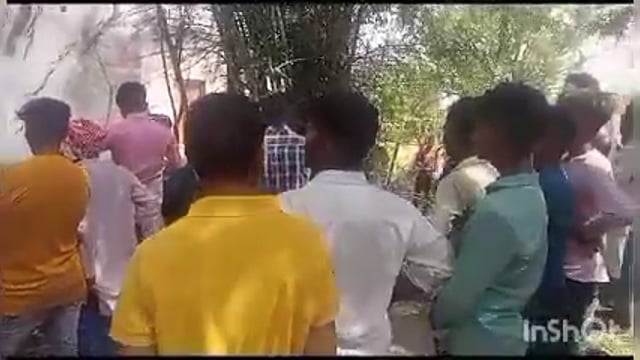 अज्ञात कारणों से लगी आग में 5 लोगों के छप्पर में लगी आग अग्निशामक व ग्रामीणों के संयुक्त प्रयास से आग पर पाया गया काबू