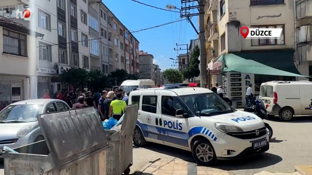 Kavgayı Ayırmak İsteyen Polise Bıçak Çektiler