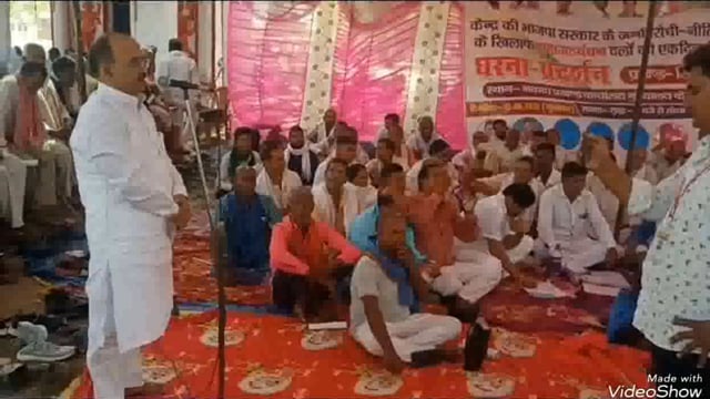 महागठबंधन के कार्यकर्ताओं ने केंद्र सरकार की नीतियों के खिलाफ प्रखंड मुख्यालय पर किया धरना प्रदर्शन