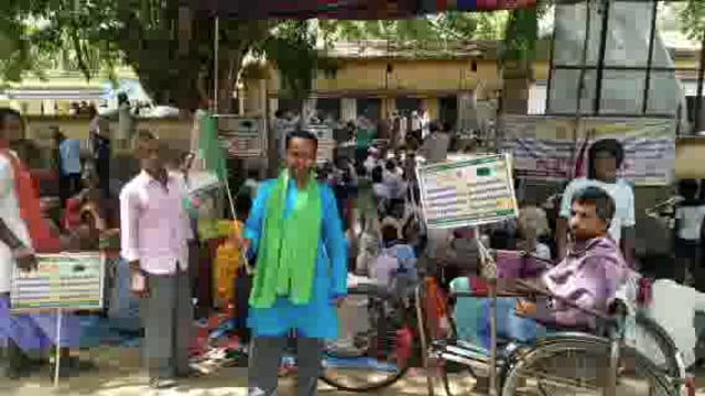 प्रखंड मुख्यालय परिसर में महागठबंधन के नेताओं ने केंद्र सरकार की विरुद्ध किया धरना प्रदर्शन