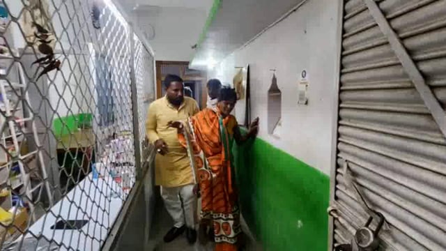 बलुआ चौराहे पर मोटरसाइकिल से गिरने से महिला चोटिल अध्यक्ष नगर पंचायत बिस्कोहर अजय गुप्ता ने पहुंचाया अस्पताल