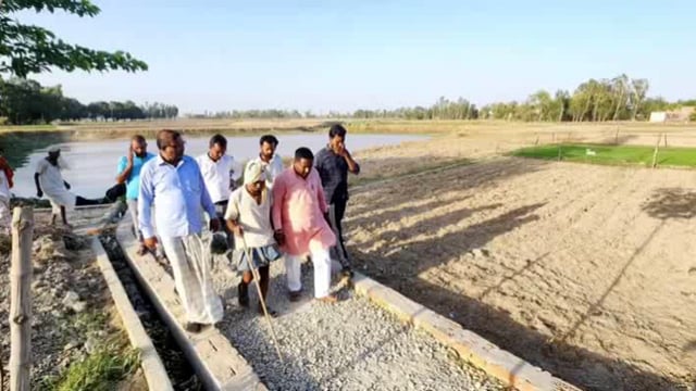 अध्यक्ष नगर पंचायत बिस्कोहर अजय गुप्ता ने भरौली में निर्माणाधीन सड़क नाली व चल रहे हैंडपंप रिबोर का किया निरीक्षण