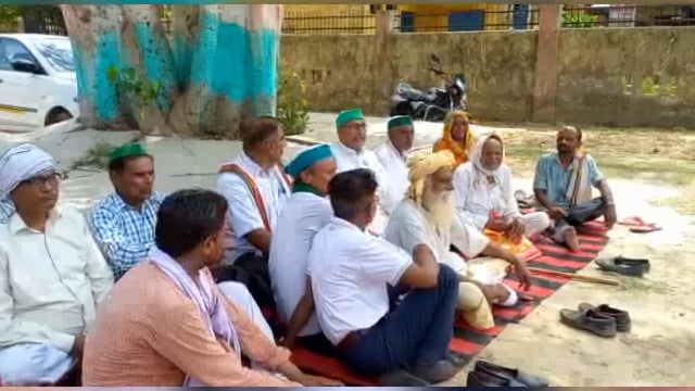 तहसील परिसर में भारतीय किसान यूनियन के कार्यकर्ताओं ने धरना प्रदर्शन के बाद खैर एसडीएम को सौंपा ज्ञापन