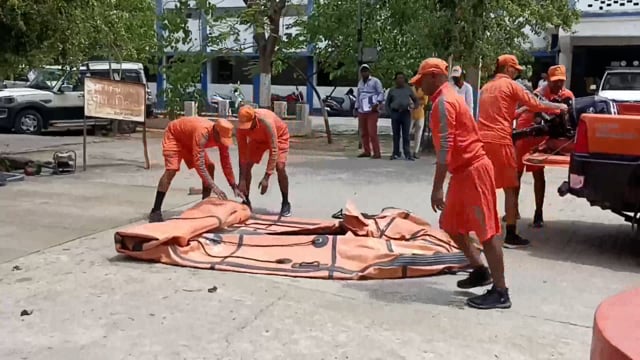 लखीसराय जिला समाहरणालय परिसर स्थित बाढ़ से बचाव को लेकर पदाधिकारियों की मौजूदगी में किया गया मॉक ड्रिल