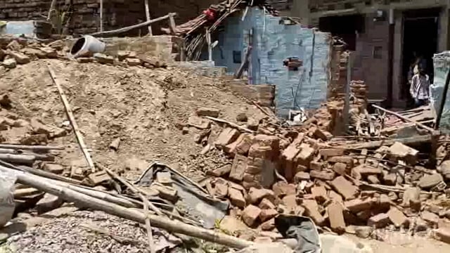 लखीसराय शहर के कवैया थाना क्षेत्र के संतोषी माता गली में स्थानीय दबंगों ने बने मकान को किया ध्वस्त