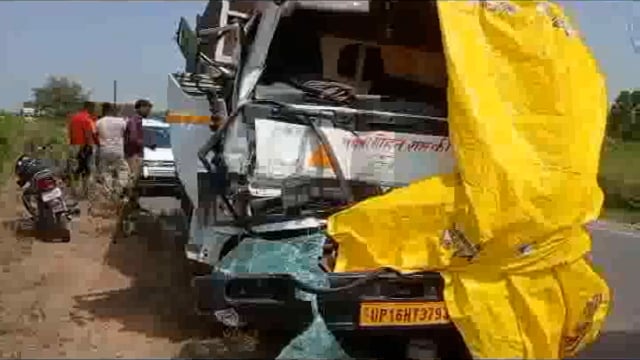 खैर कोतवाली के क्षेत्र सुजानपुर के पास कैंटर ने ट्रैक्टर ट्रॉली में पीछे से मारी जोरदार टक्कर एक की मौके पर मौत 4 घायल