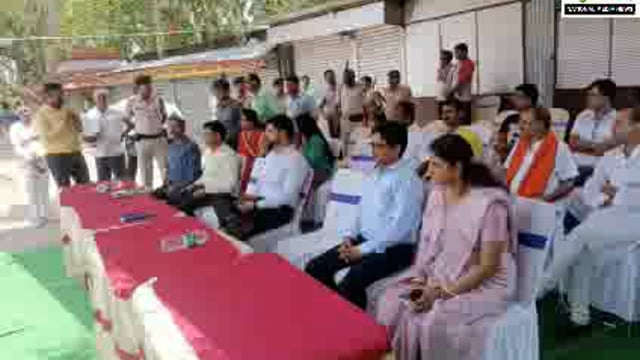 पापहरनी में डीएम ने वोटिंग की सुविधा का किया आरंभ