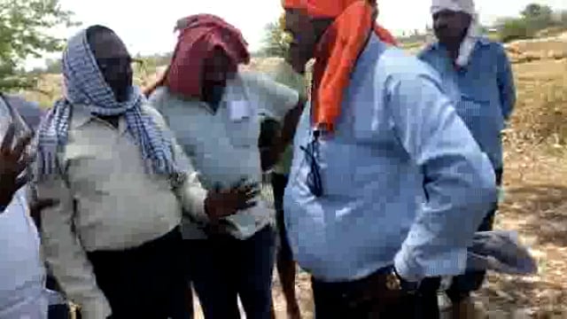 भ्रष्टाचारी लेखपाल पर ग्रामीणों ने लगाया आरोप विपिन शुक्ला लेखपाल द्वारा ग्रामीणों से लेन-देन की बात को कबूला,