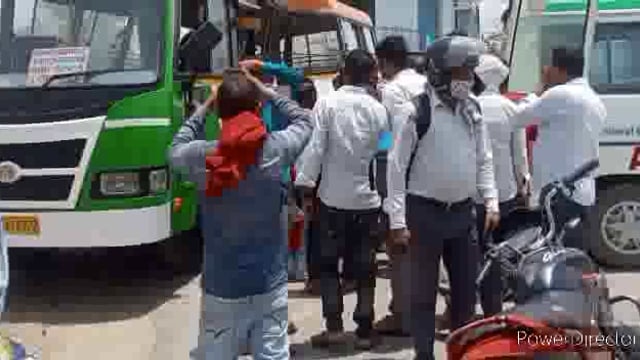 सियरहा पूर्वांचल एक्सप्रेसवे अंडरपास के पास बस ट्रक में टक्कर 20 यात्री जख्मी घायलों को कराया गया जिला अस्पताल में भर्ती