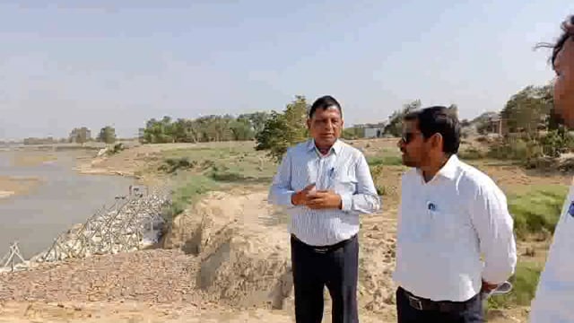 इटवा तहसील के बूढ़ी राप्ती के मदरहवा अशोगवा में सीडीओ ने बाढ़ निरोधक कार्य का किया निरीक्षण