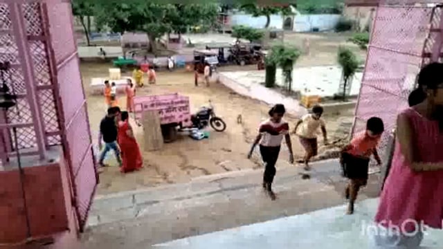 श्री गिरिराज इंद्र मान भंग इंद्र पूजा मुखारविंद मंदिर पर किया छप्पन भोग प्रसाद वितरण