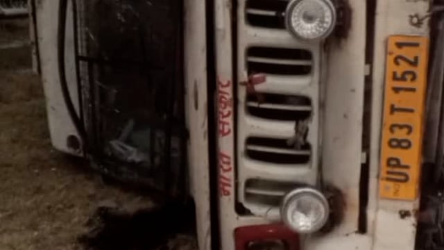 मथुरा यमुना एक्सप्रेस वे पर हुए दो सड़क हादसे जिसमें एक महिला की मौत 8 घायल