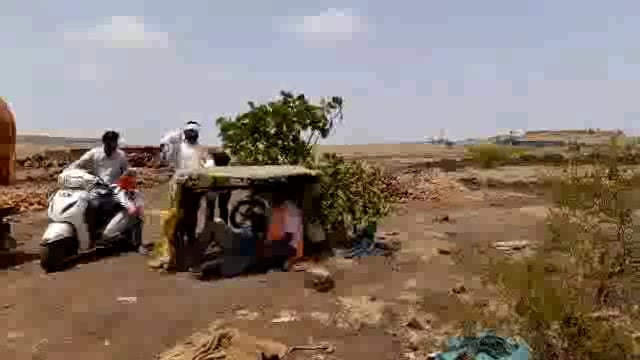 तालुक्यात तापमान वाढले,उन्हाचे चटके सहन न झाल्याने मजुरांनी घेतला ट्रॅक्टरच्या टॉपचा आसरा