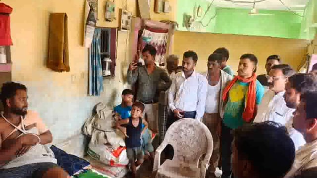 प्रभुनाथ दर्शन के लिए जा रहे इटवा निवासी गाड़ी पलटने से कई लोग घायल,पूर्व बेसिक शिक्षा मंत्री सतीश द्विवेदी ने की मुलाका