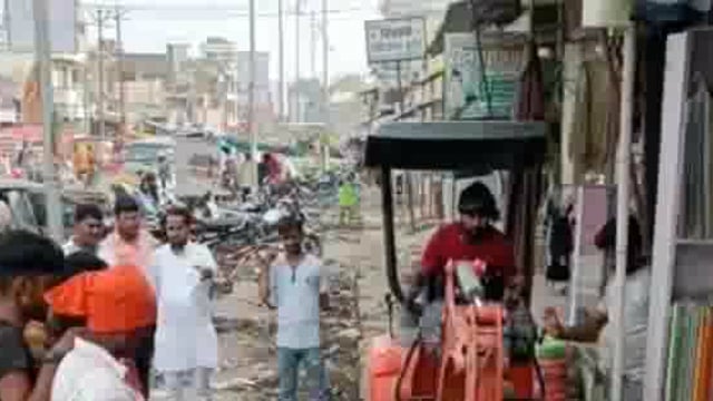 नगर पंचायत इटवा में हो रहे साफ-सफाई कार्य का अध्यक्ष विकास जायसवाल ने किया निरीक्षण