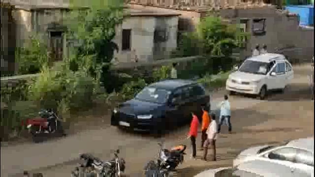 कुमठा खुर्द येथे केंद्रे कुटुंबियांचे माजी मंत्री पंकजा मुंडे व खासदार डॉ प्रीतमताई मुंढे यांच्याकडून सांत्वन