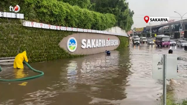 Sakarya’da caddeler göle döndü, araç sürücüleri zor anlar yaşadı