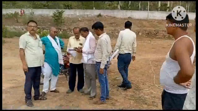 वरीय पदाधिकारी के निर्देश पर फुल्लीडुमर प्रखंड भवन निर्माण को लेकर सरकारी अमीन द्वारा पैमाइश कर जमीन की कराई गई मापी