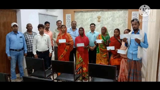 आपदा से पीड़ित परिवारों के आश्रितों के बीच अनुग्रह राशि वितरित 