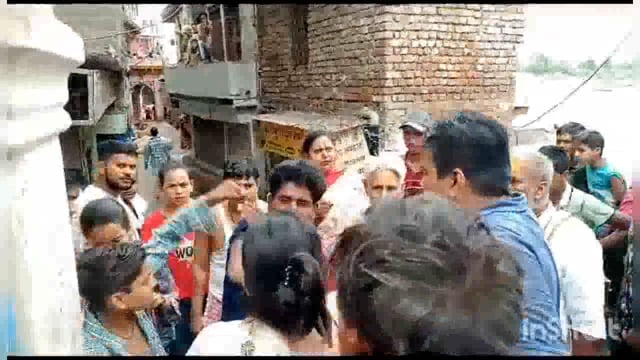 श्रद्धालुओं का बैग और पर्स चोरी कर भाग रहे चोर को राहगीरों ने रंगे हाथ दबोचा मजामत कर पुलिस किया हवाले