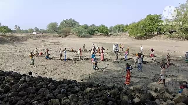 कानपुर देहात - नरेगा के तहत तालाबों की खुदाई में नाबालिग लड़कों से करवाया जा रहा है काम वीडियो सोशल मीडिया पर वायरल