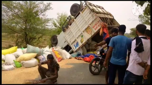 खेसर थाना क्षेत्र के हरियासी गाँव के आगे गेहूं लदा पिकअप वाहन पलटा ,बाल-बाल बचे चालक 