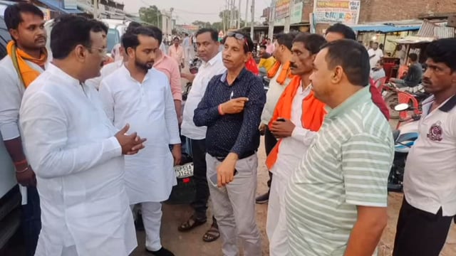 पूर्व बेसिक शिक्षा मंत्री सतीश द्विवेदी ने इटवा तहसील के विभिन्न चौराहों पर क्षेत्रवासियों से की मुलाकात सुनी समस्या