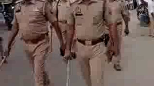 आगामी त्यौहार बकरीद को लेकर त्रिलोकपुर पुलिस द्वारा थाना क्षेत्र के विभिन्न स्थानों पर किया गया पैदल गस्त